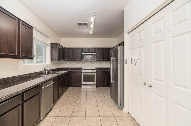 Building Photo - 7516 S 27th Pl