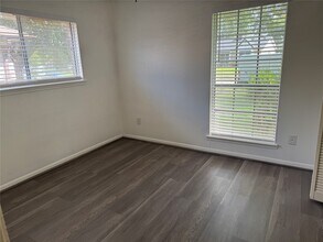 Building Photo - 9330 Tooley Dr