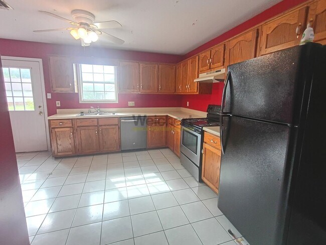 Foto del edificio - 3bed/2bath house with fenced backyard