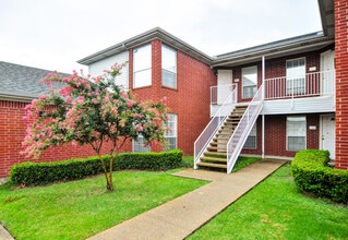 Building Photo - Residences at Bear Creek