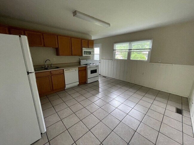 Foto del edificio - 3 Bedroom House W/ A Garage!