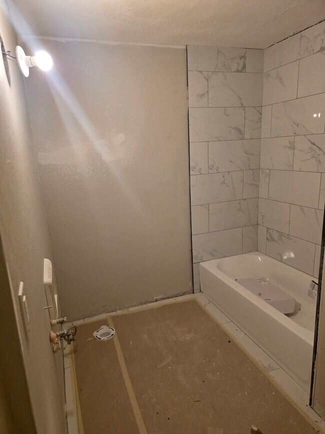 El baño del pasillo aún está en renovación. - 4701 Cherry St