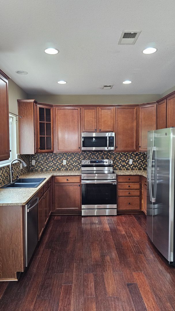Building Photo - Amazing 3 bedrooms plus a loft, and 2.5 ba...