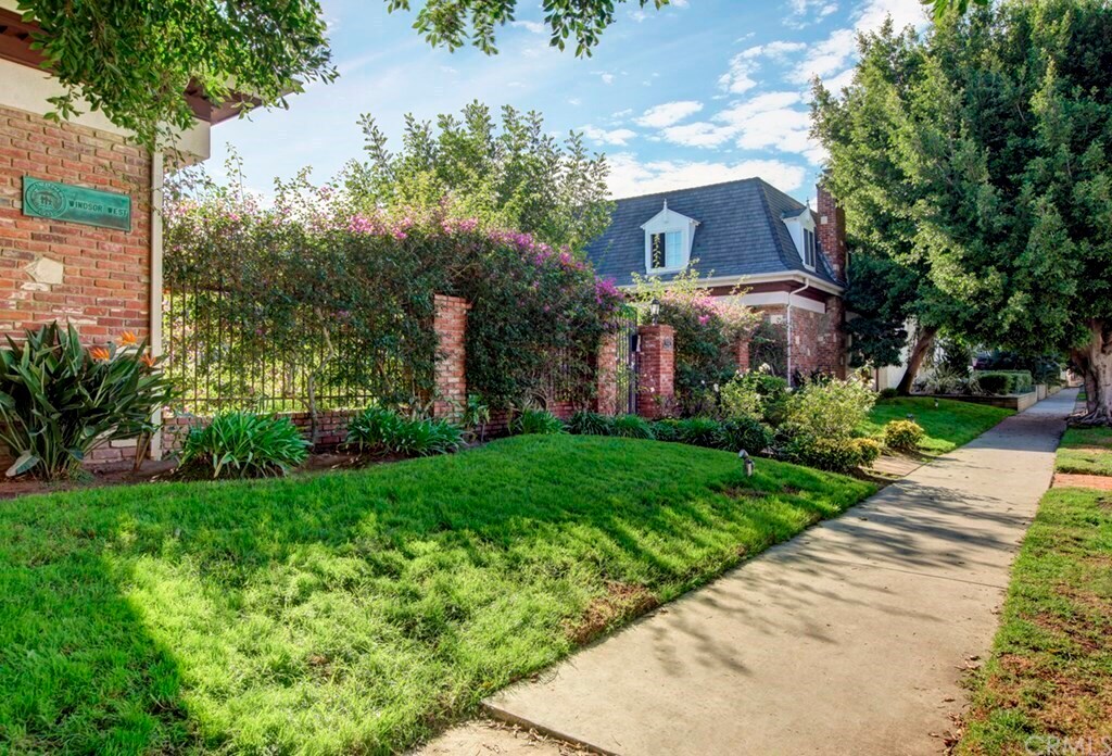 Puerta principal - 8130 Redlands St