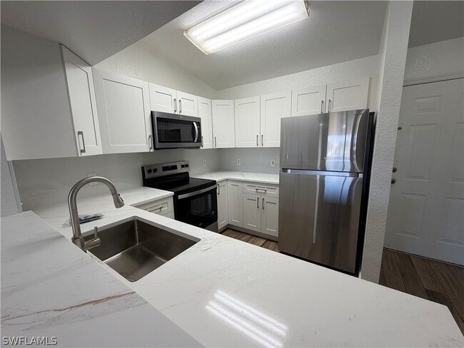 Foto del edificio - 8274 Key Royal Cir