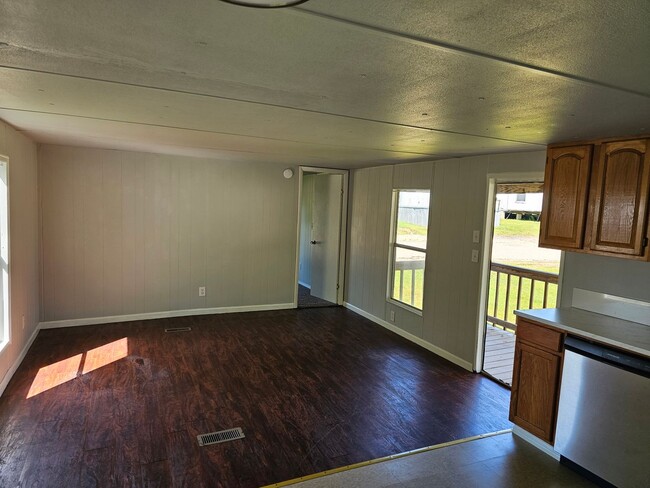 Building Photo - Freshly renovated 2 bed 1 bath Mobile Home