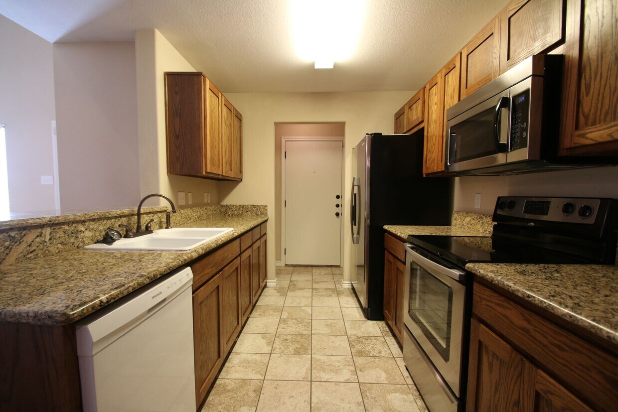 ~INVITING 3/2.5 Townhome Includes Granite in Kitchen & All Kitchen Appliances***Landscaping Inclu... - ~INVITING 3/2.5 Townhome Includes Granite in Kitchen & All Kitchen Appliances***Landscaping Inclu...