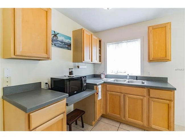 kitchenette with ample cabinet space - 1061 Francis St