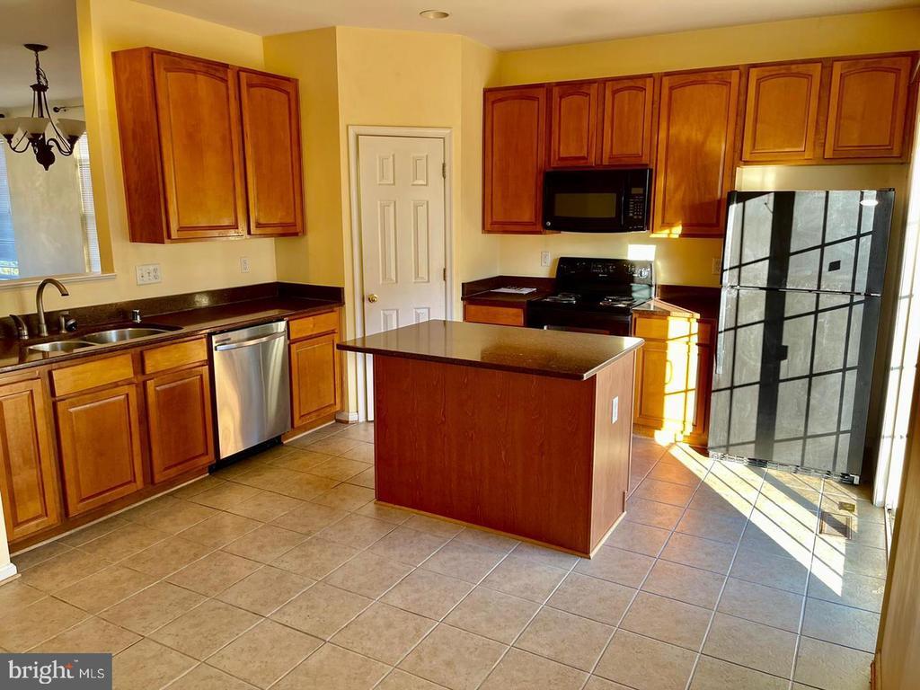 Primary Photo - 1047 Lily Way