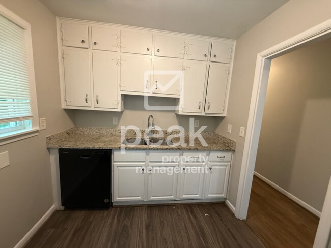 Foto del edificio - $1,249! 3Bed/ 1.5 Bath House! Located nort...