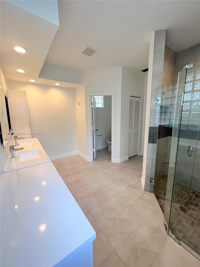 Building Photo - 2791 Oakbrook Manor