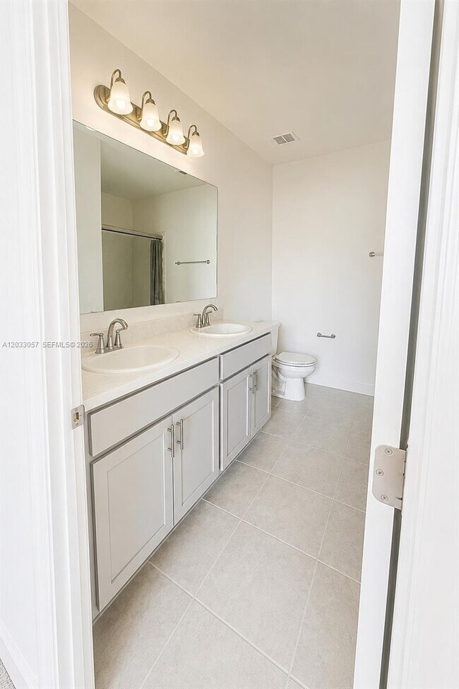 Foto del edificio - 811 Serenade St NW