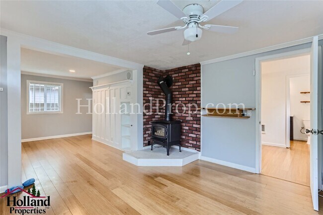 Building Photo - Charming 2-Beds Pet-Friendly Home in Hills...