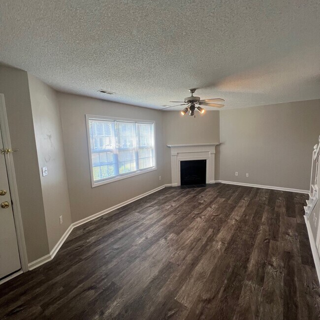 Building Photo - 2340 Vineyard Dr