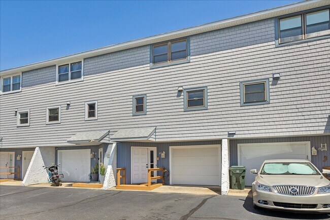 Building Photo - 2100 E Ocean View Ave