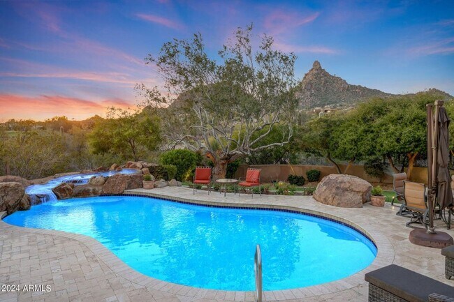 Foto del edificio - Beautiful custom home with backyard Oasis!