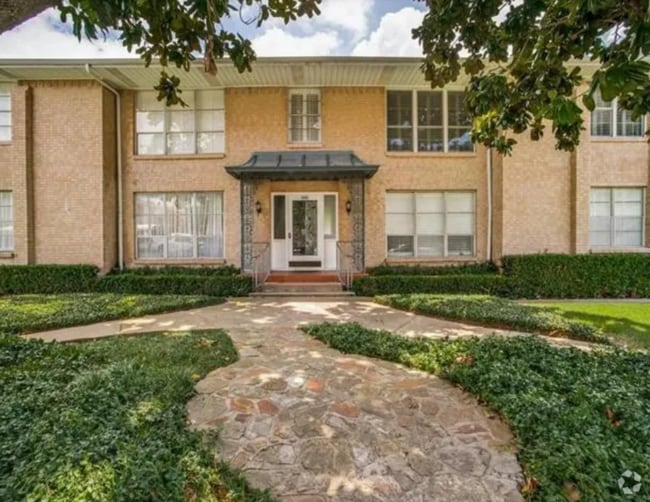 Building Photo - 8604 Baltimore Dr