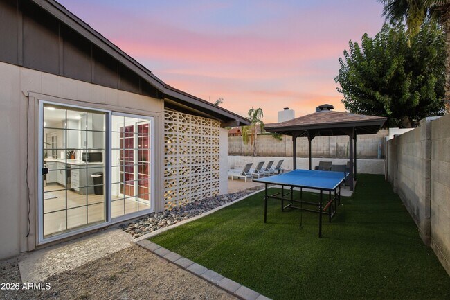 Building Photo - 2331 E Sunnyside Dr