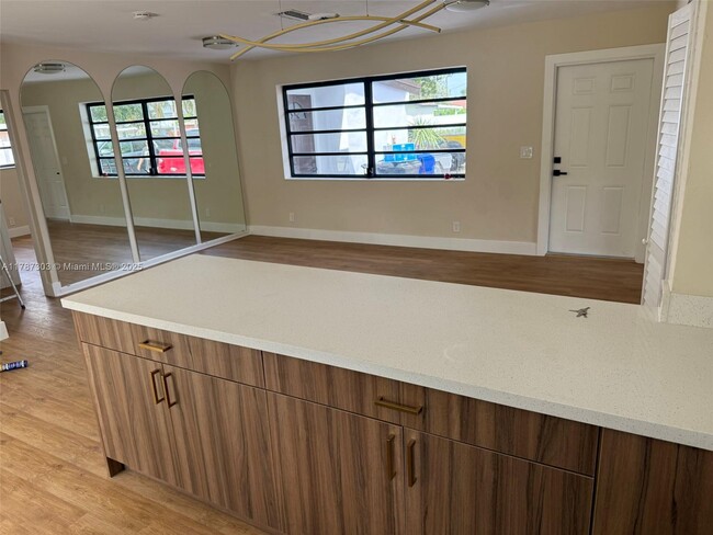 Foto del edificio - 750 S 61st Terrace