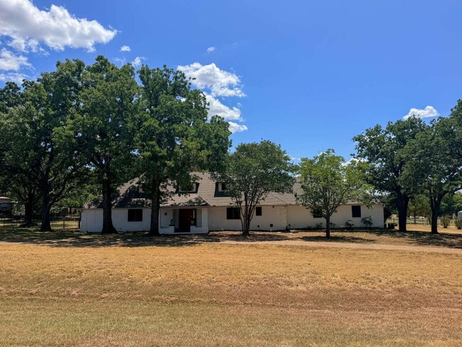 Beautiful 6 bed, 2 bath home in Burleson! - Beautiful 6 bed, 2 bath home in Burleson!