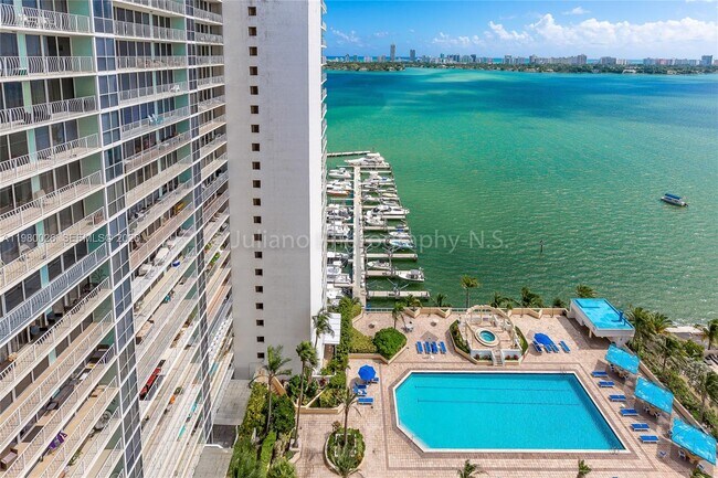 Foto del edificio - 7601 E Treasure Dr
