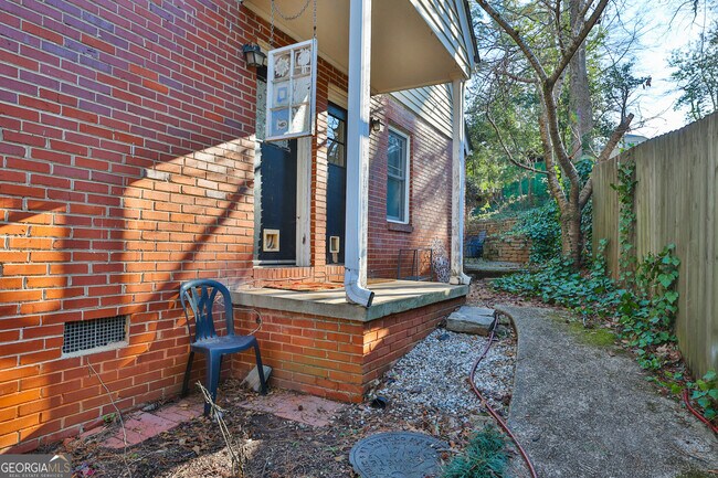 Foto del edificio - 487 Lakeshore Dr NE