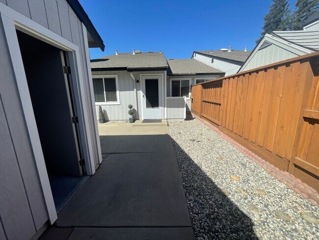 Foto del edificio - 2 bedroom single story with attached 2 car garage!