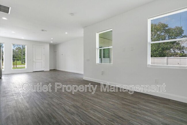 Foto del edificio - 1649 Lake Dr