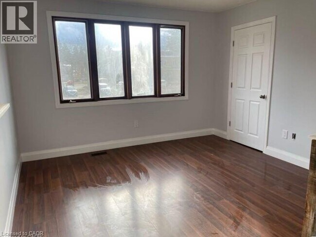 Photo du bâtiment - 367 Wilson St E