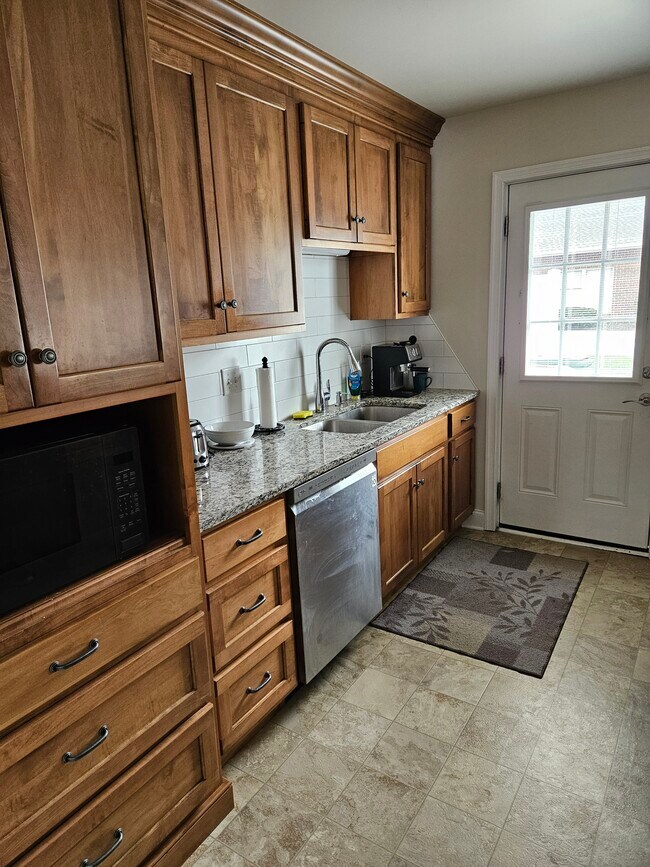 Amish cabinets in kitchen - 26 Carter Pl