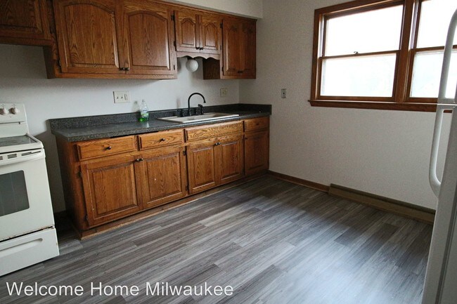 Building Photo - 4930 N 107th St