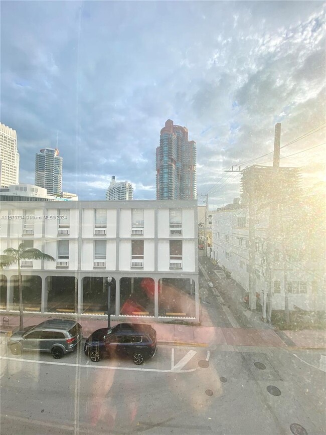 Building Photo - 100 Collins Ave