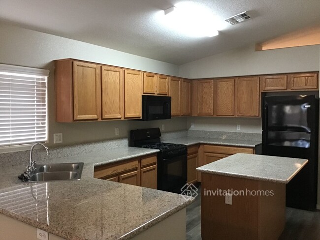 Building Photo - 4921 W El Campo Grande Ave