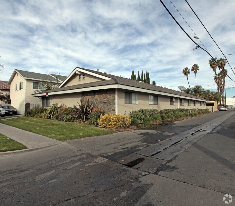 Building Photo - 8205 Larson Ave