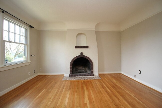 Building Photo - Spectacular 3 Bed English Tudor in the Perfect Sellwood-Moreland Location!