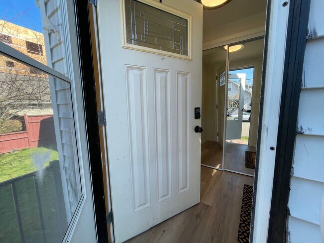 Building Photo - Bright and Beautiful 3 Bed 1 Bath House -N...