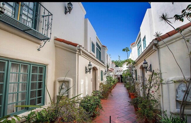 Courtyard - view west - 1123 N Flores St