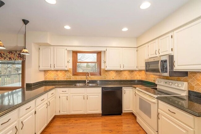 Building Photo - 1851 Foxhollow Dr