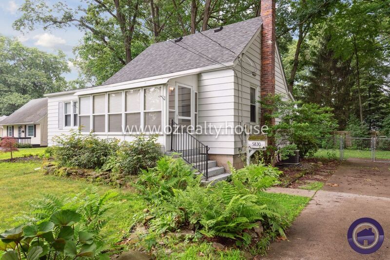Foto principal - 5830 Balfour Rd