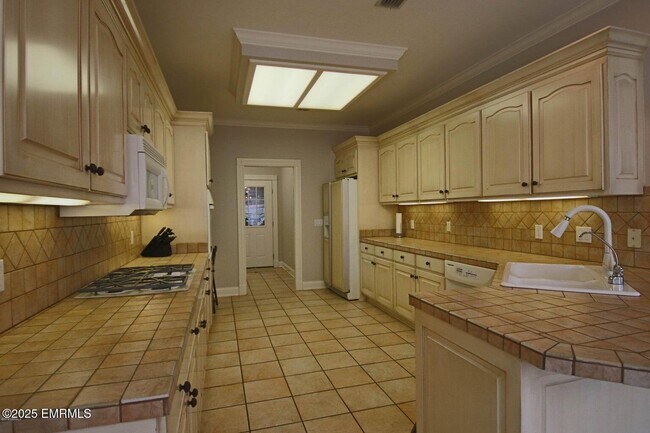 Foto del edificio - 437 Pinehurst Dr