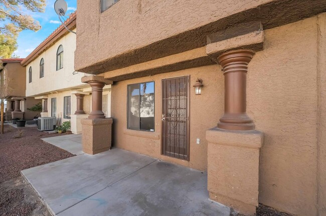 Building Photo - Stylish Townhome in Gated Community!