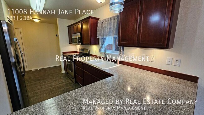 Building Photo - Modern Three Bed Eagle River Townhome