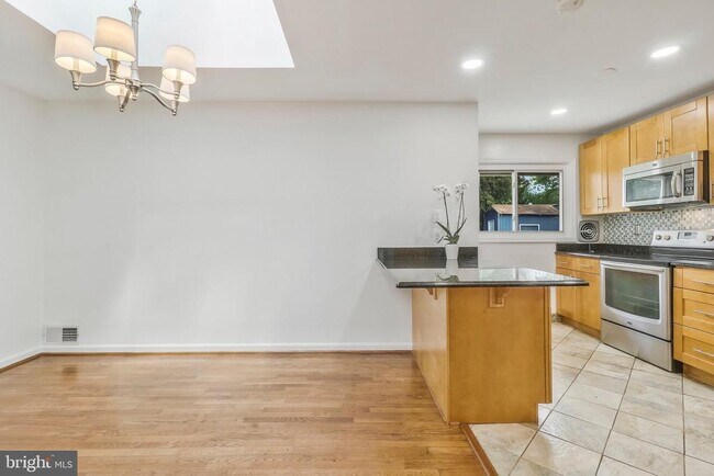 Foto del edificio - 6214 Crestwood Dr