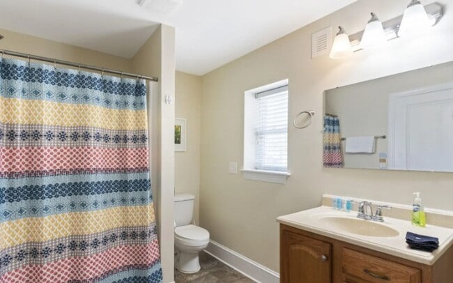 Building Photo - OFF-SEASON LOWER SUITE 2 BED/1BATH/LIVING ...