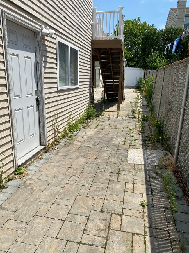 Building Photo - 123 Amity Pl