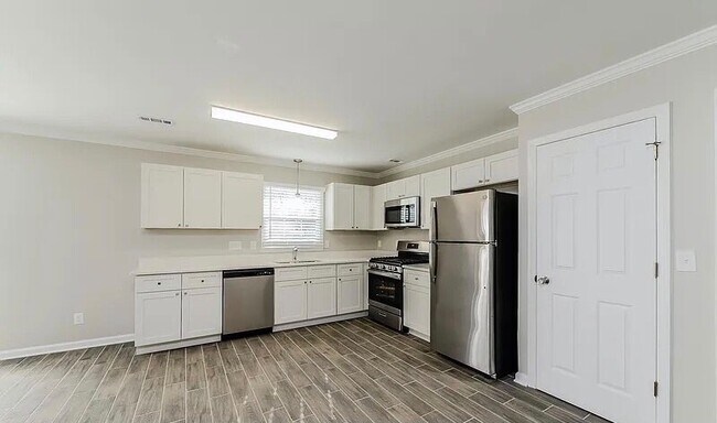 Building Photo - 3200 Colony Dr