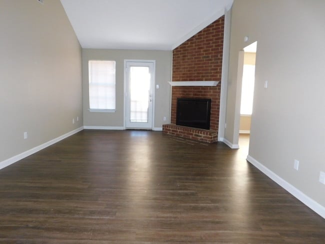 Building Photo - 5475 Banbury Ave