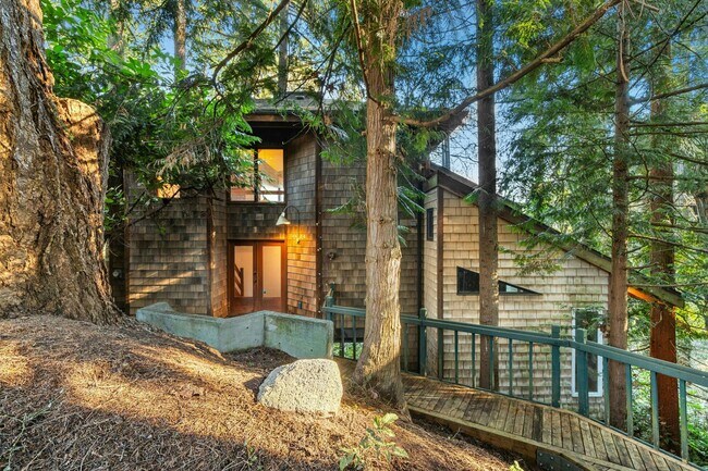 Building Photo - 2Bd/1.75Ba Mercer Island House