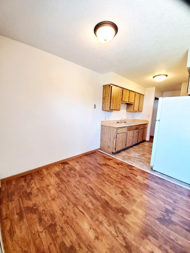 Building Photo - 517 Village Dr