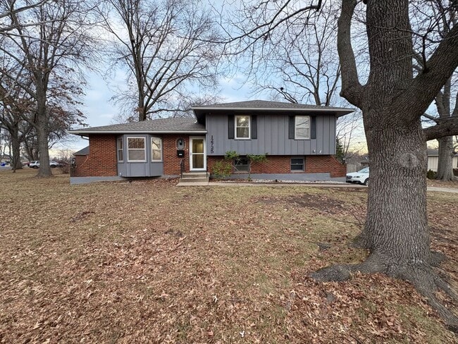 Building Photo - Do NOT Miss this Great Grandview Home!-3 Bed / 2 Bath Split-Entry on a Huge Corner Lot w/ Fenced ...